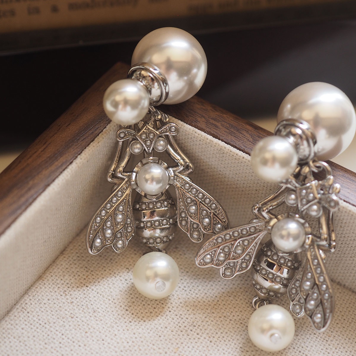 D Family Niche European And American Style Commuter Bee Earrings Inlaid With Pearls Retro Heavy Industry Designer Vintage Before And After